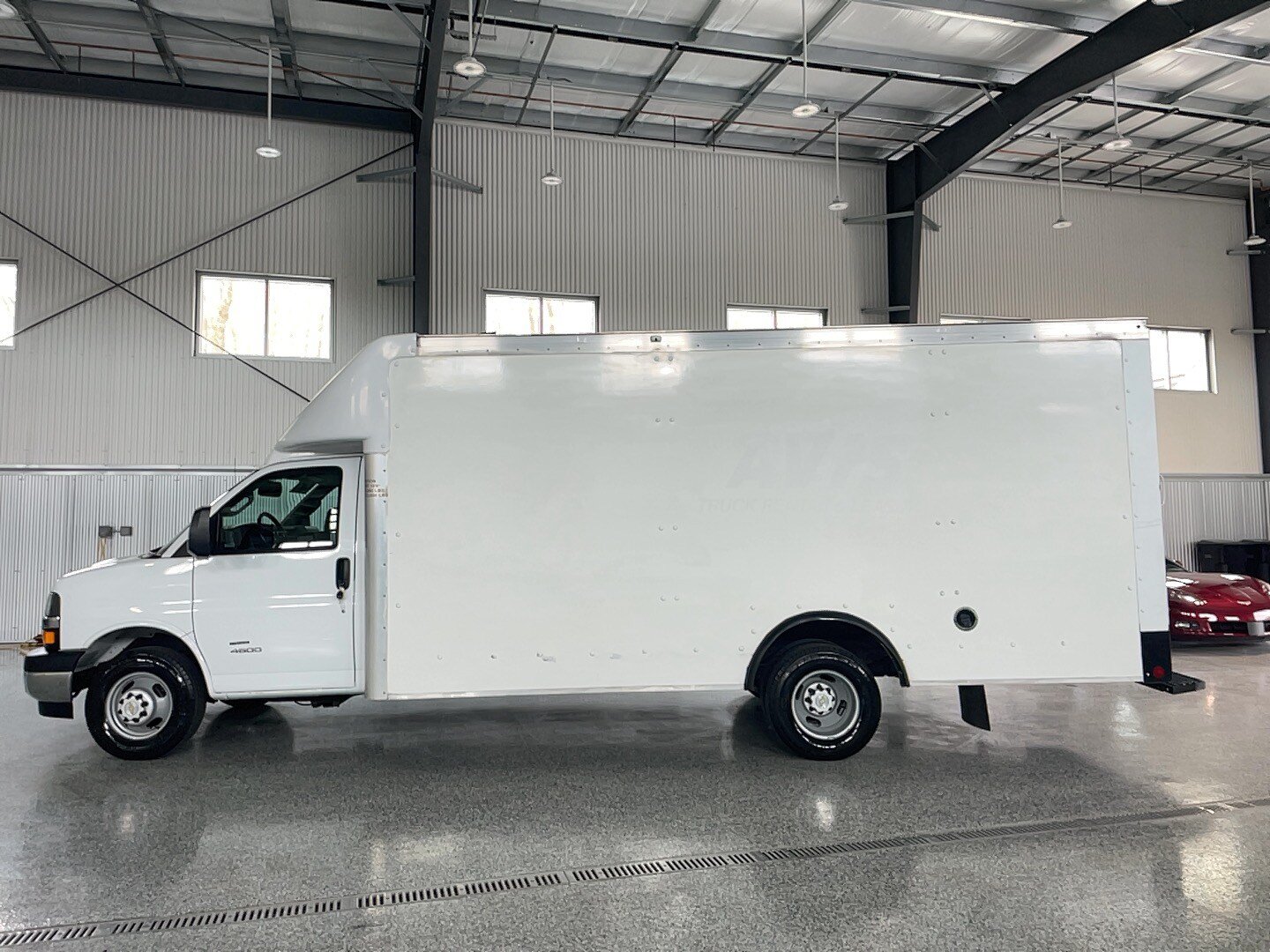 Used 2022 Chevrolet Express 4500 w/ Power Convenience Package RWD image 4