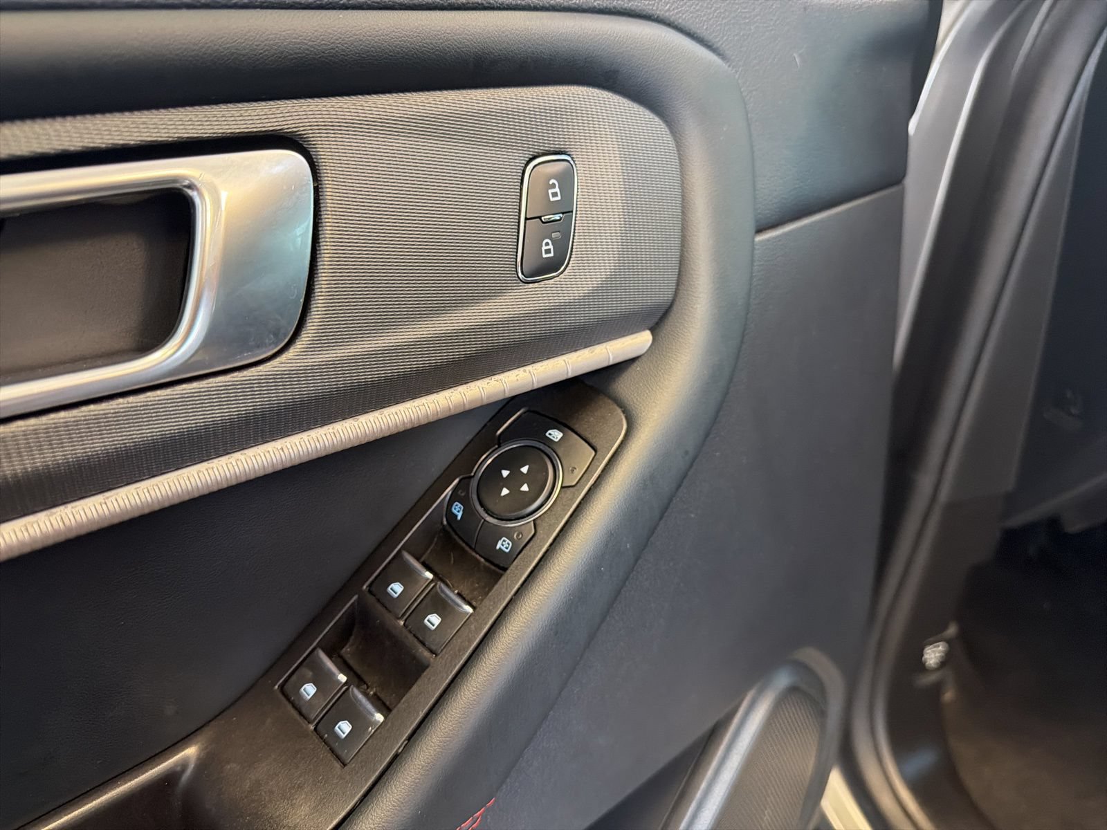 Used 2025 Ford Explorer ST-Line w/ ST-Line Street Pack AWD/4WD image 18