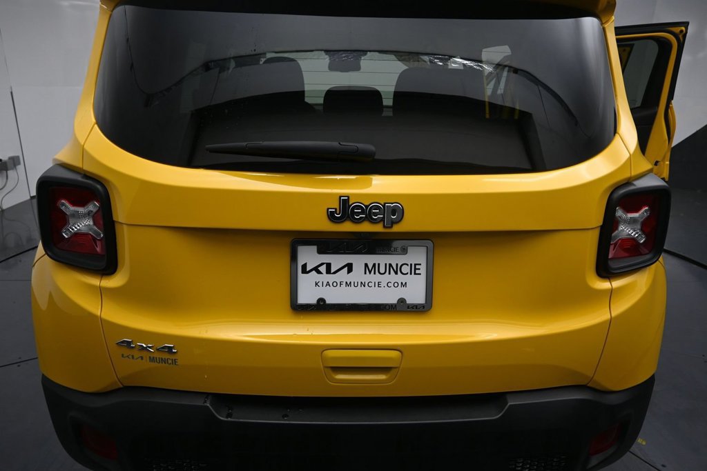 Used 2023 Jeep Renegade Latitude w/ Premium Group AWD/4WD image 9