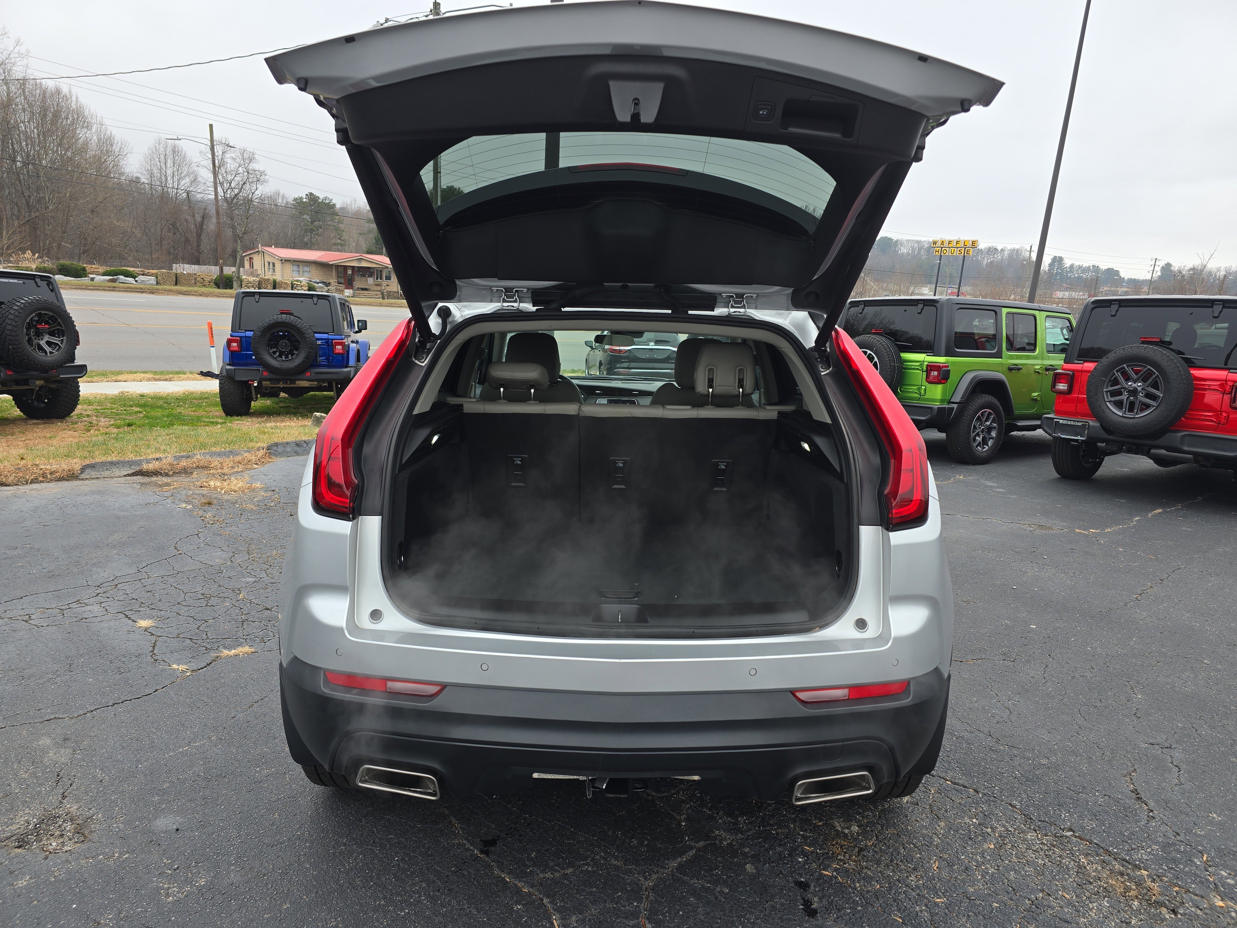 Used 2021 Cadillac XT4 Luxury w/ Cold Weather Package image 5