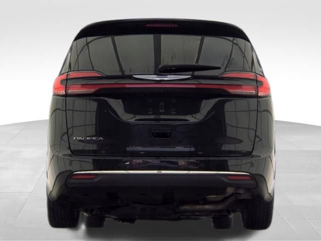 Used 2023 Chrysler Pacifica Touring-L FWD image 6