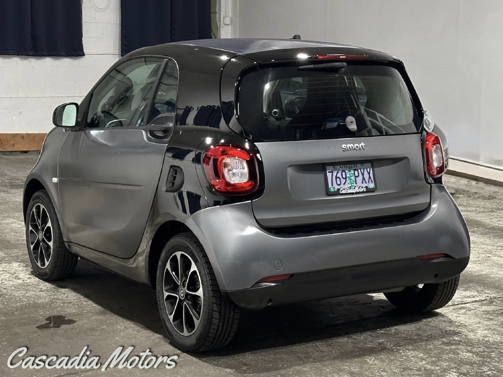 Used 2016 smart fortwo passion RWD image 5