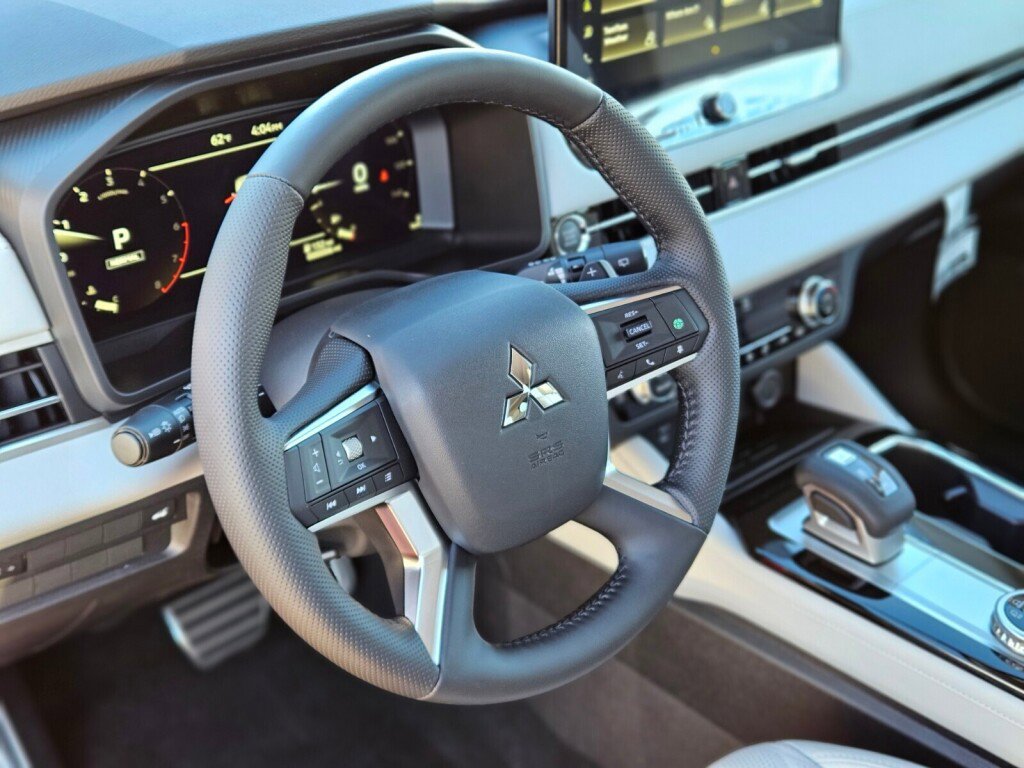 New 2025 Mitsubishi Outlander SEL image 18