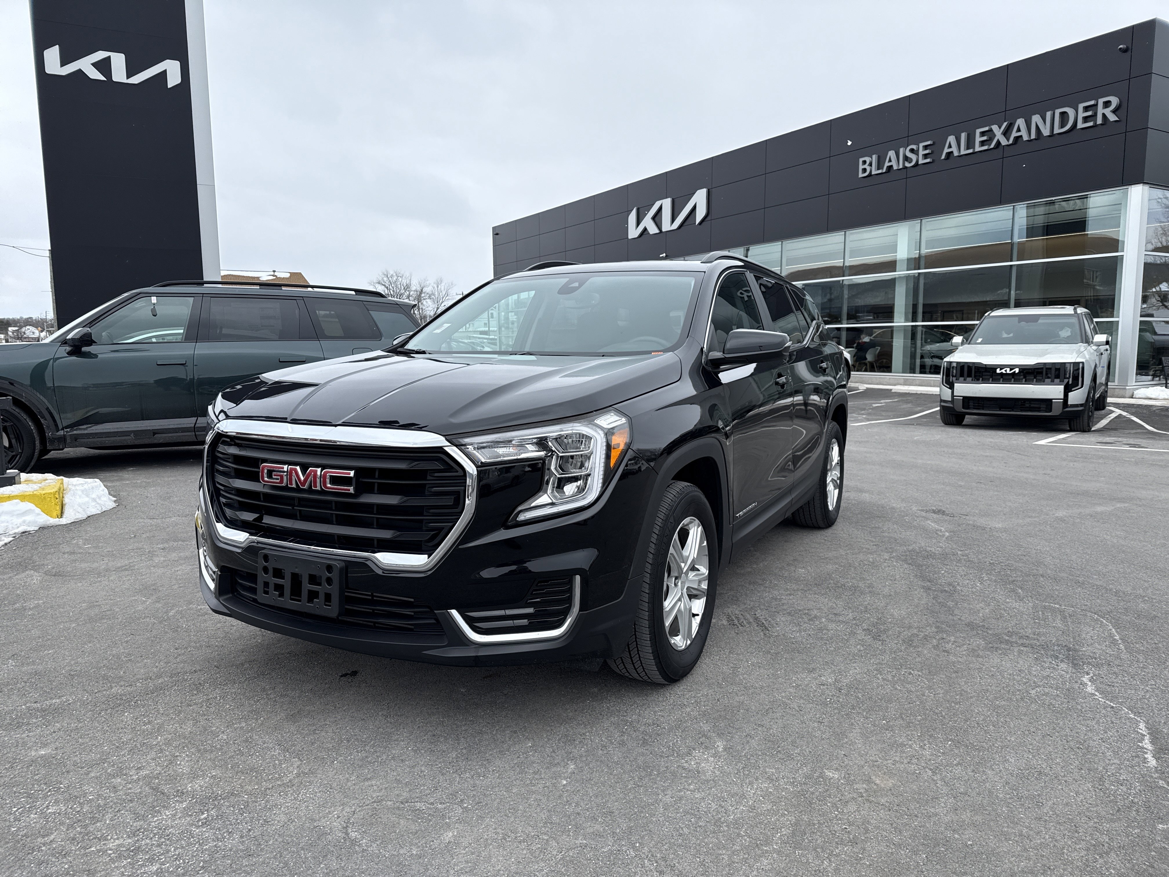 Used 2024 GMC Terrain SLE w/ Driver Convenience Package image 8