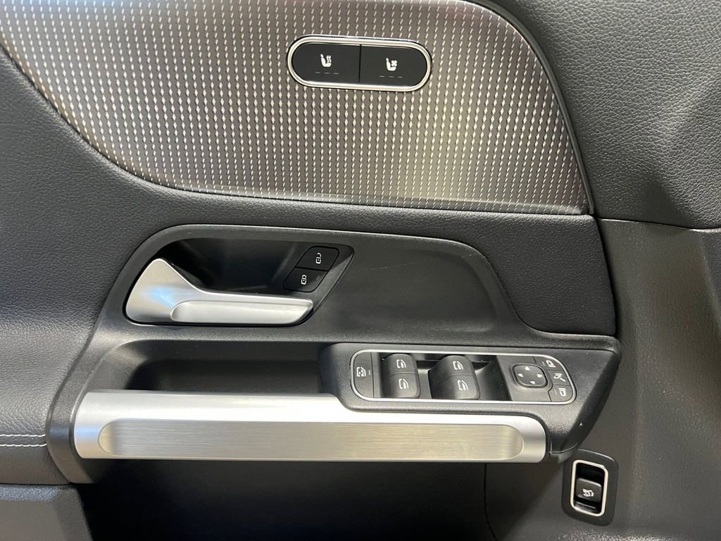 Used 2022 Mercedes-Benz EQB 300 4MATIC image 24