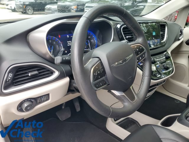 Used 2024 Chrysler Pacifica Touring-L FWD image 18