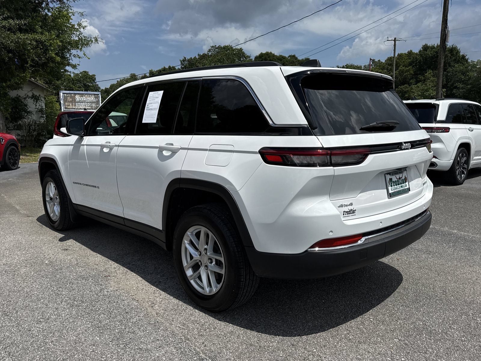 Used 2024 Jeep Grand Cherokee Laredo X w/ Luxury Tech Group I AWD/4WD image 3
