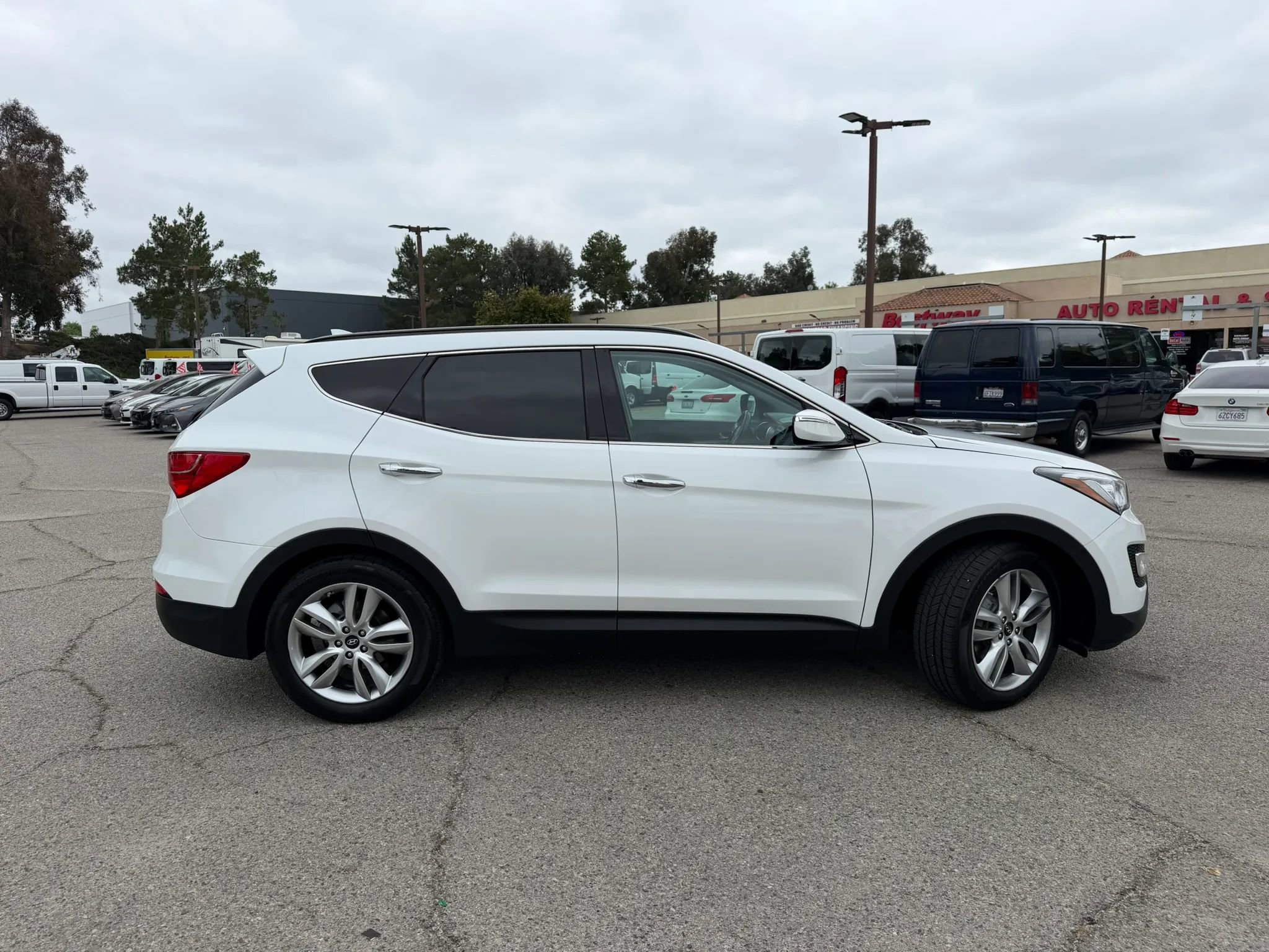 Used 2015 Hyundai Santa Fe Sport 2.0T w/ Option Group 05 FWD image 2