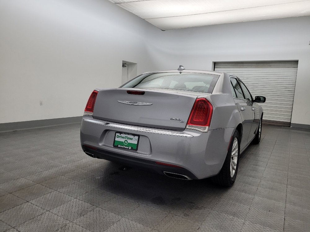 Used 2017 Chrysler 300 C image 7