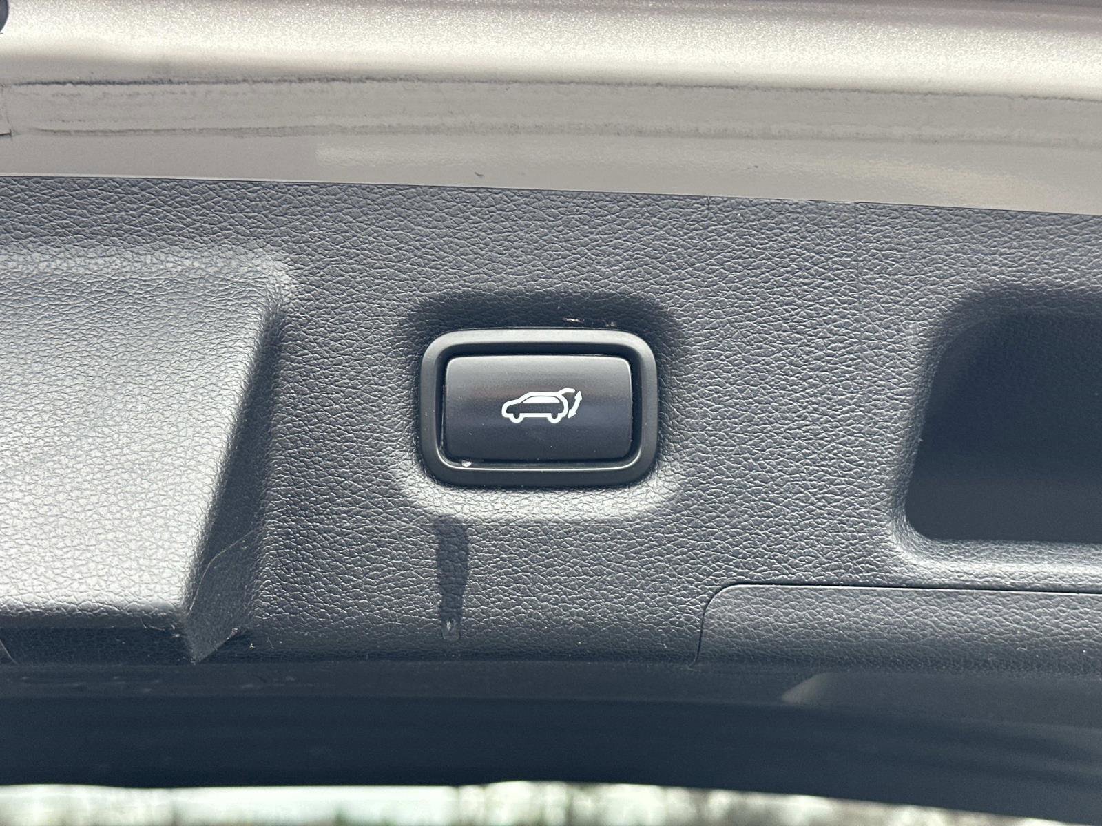 Used 2020 Hyundai Santa Fe SEL w/ Convenience + Premium Package image 13