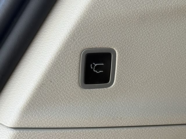 Used 2024 Chrysler Pacifica Touring-L FWD image 32