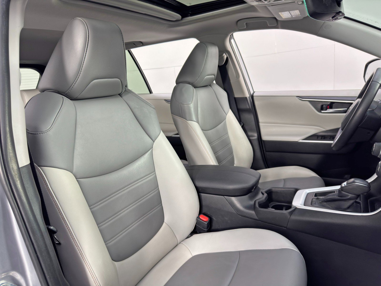 Used 2022 Toyota RAV4 XLE Premium image 35