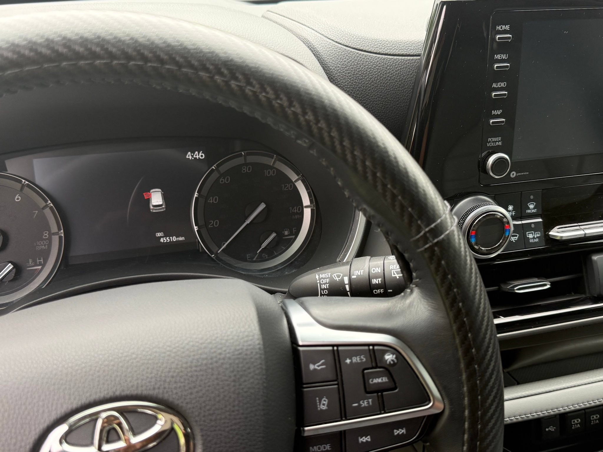 Used 2021 Toyota Highlander XLE AWD/4WD image 3