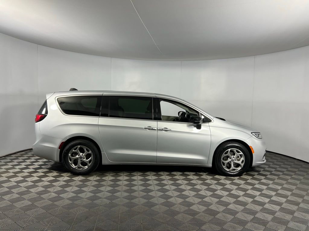Used 2024 Chrysler Pacifica Limited image 3