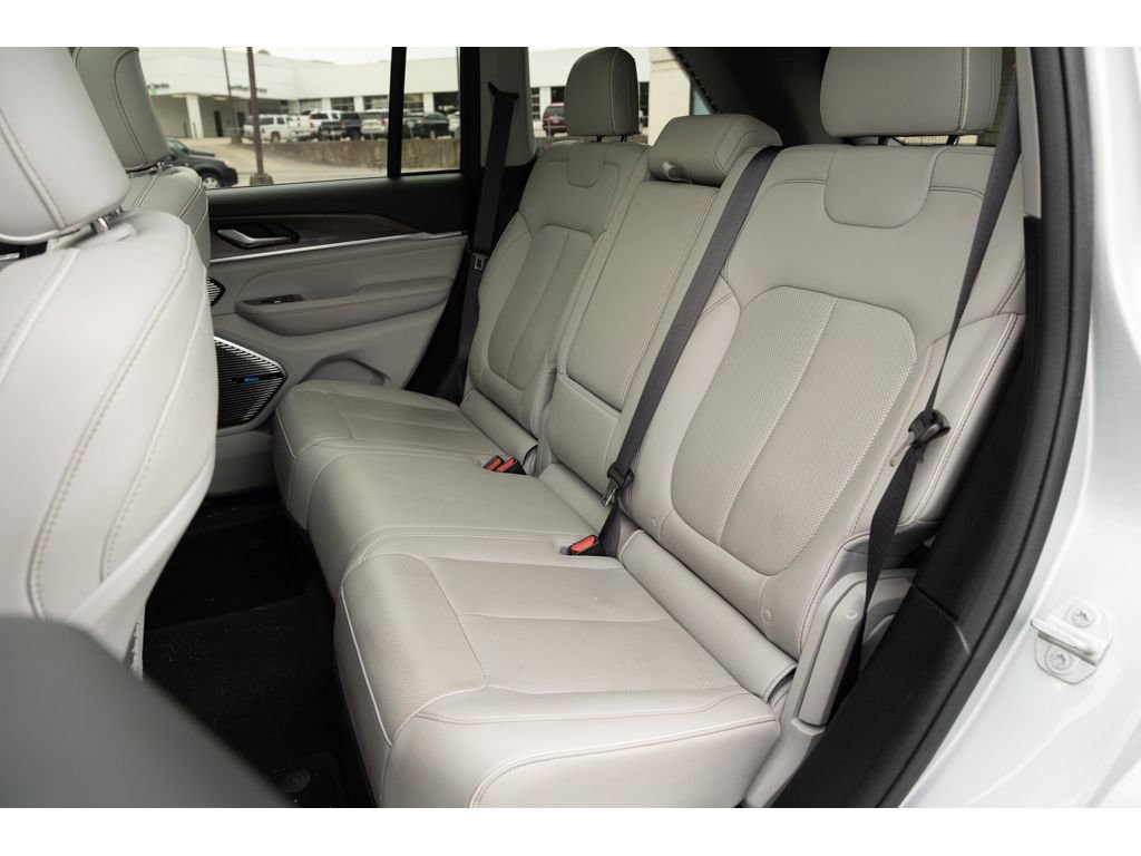 Used 2023 Jeep Grand Cherokee Overland image 12