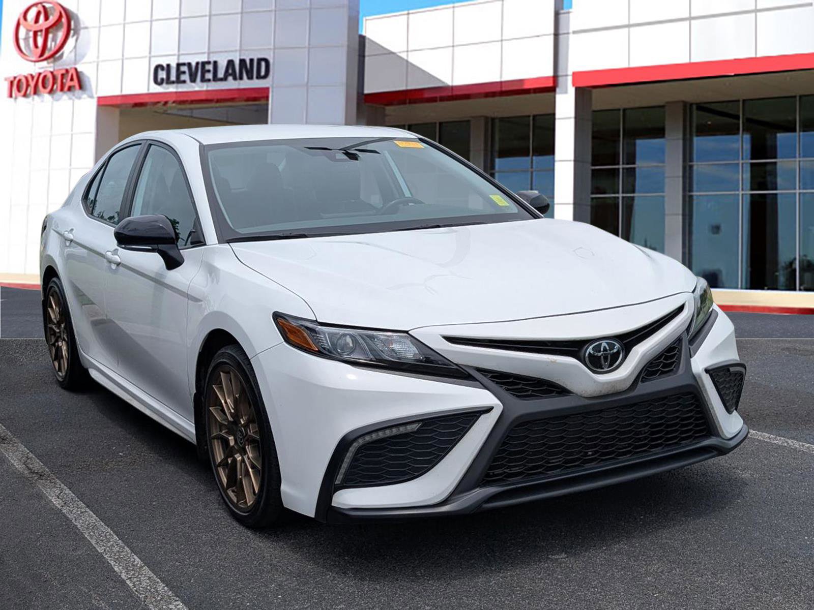 Used 2024 Toyota Camry SE w/ Convenience Package FWD image 2