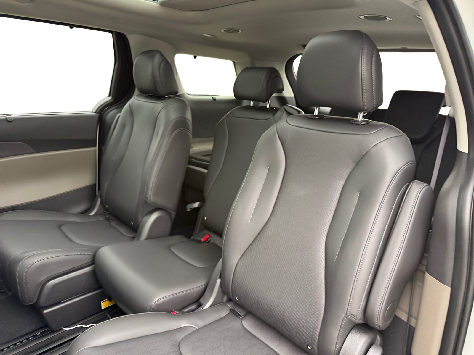 New 2027 Kia Carnival SX FWD image 16