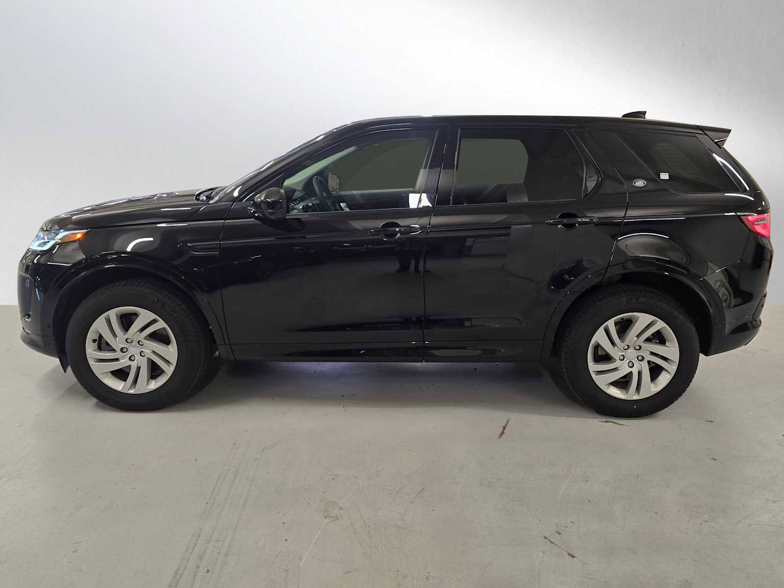 Used 2025 Land Rover Discovery Sport S image 2