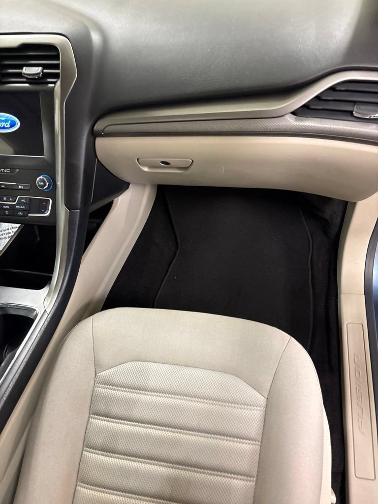 Used 2019 Ford Fusion SE FWD image 24