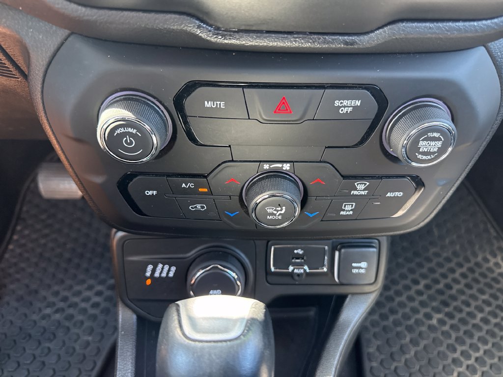 Used 2018 Jeep Renegade Limited w/ UConnect 8.4 Nav Group AWD/4WD image 21