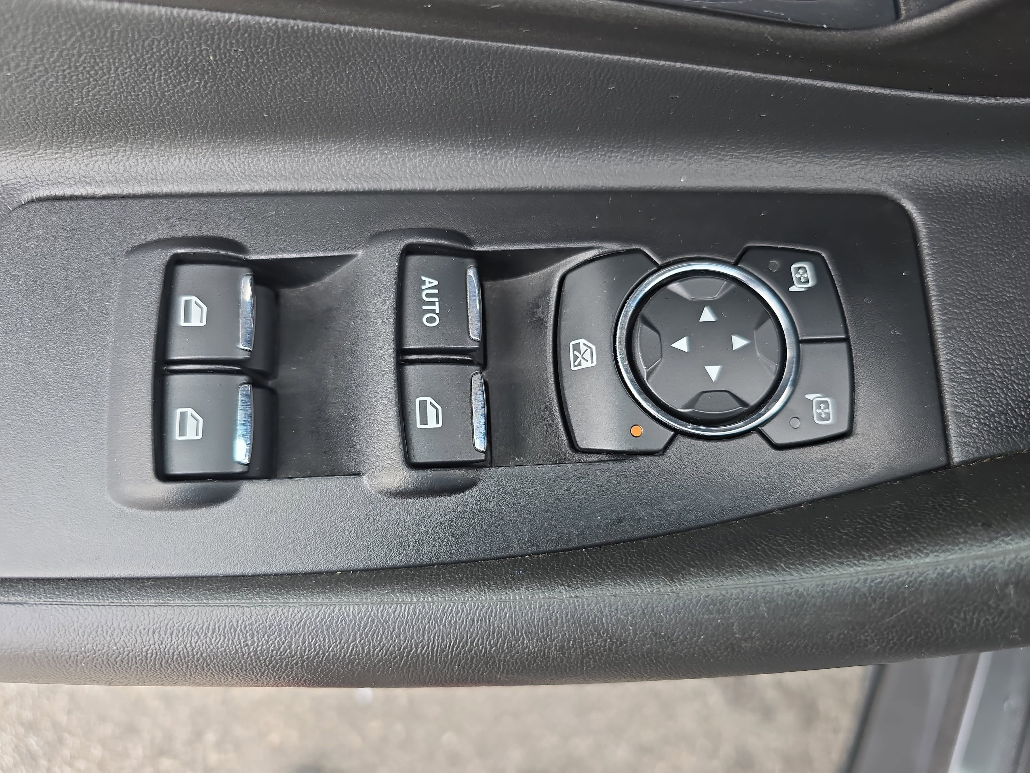 Used 2016 Ford Taurus SEL image 27