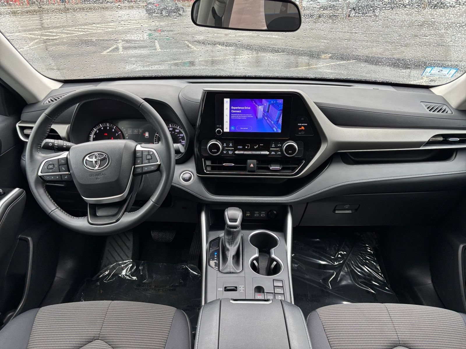 Used 2025 Toyota Highlander LE FWD image 31