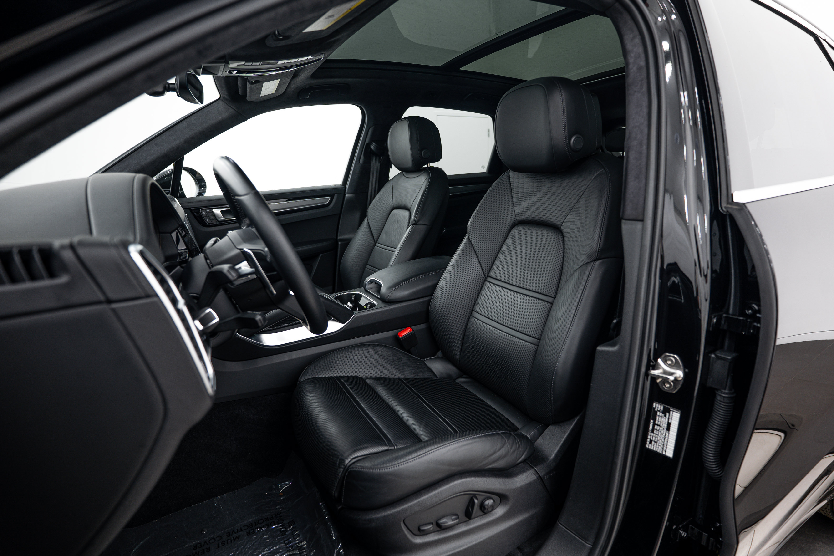 Certified 2023 Porsche Cayenne Turbo AWD/4WD image 5