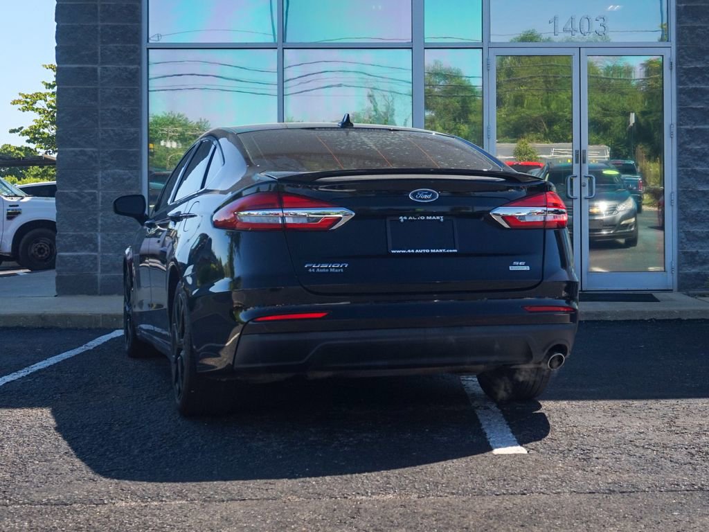 Used 2019 Ford Fusion SE w/ Equipment Group 151A FWD image 4
