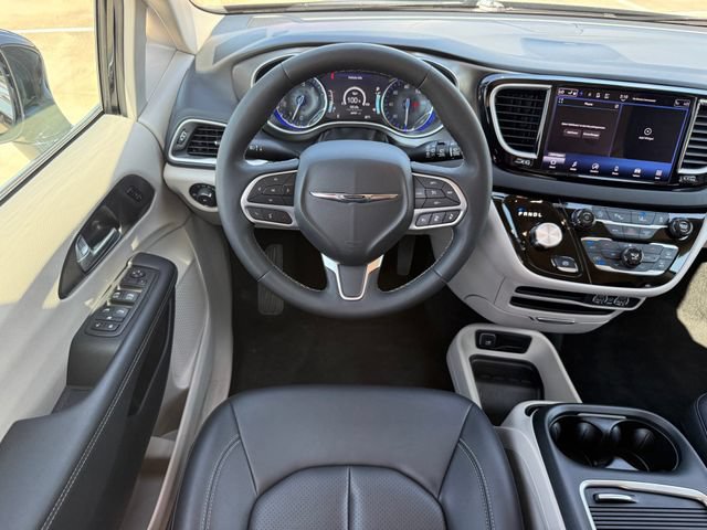 Used 2024 Chrysler Pacifica Touring-L FWD image 27