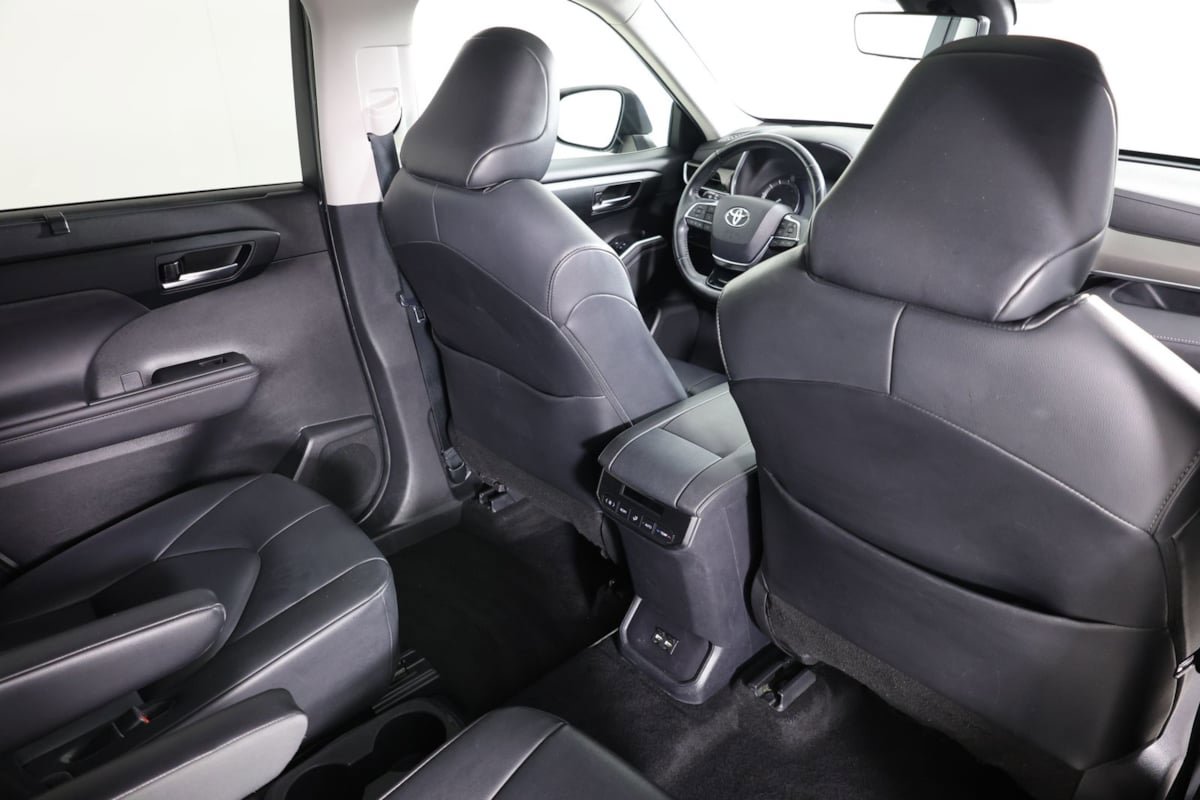 Used 2020 Toyota Highlander XLE FWD image 41