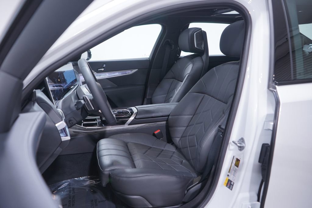 Used 2025 BMW i7 eDrive50 w/ M Sport Package image 7