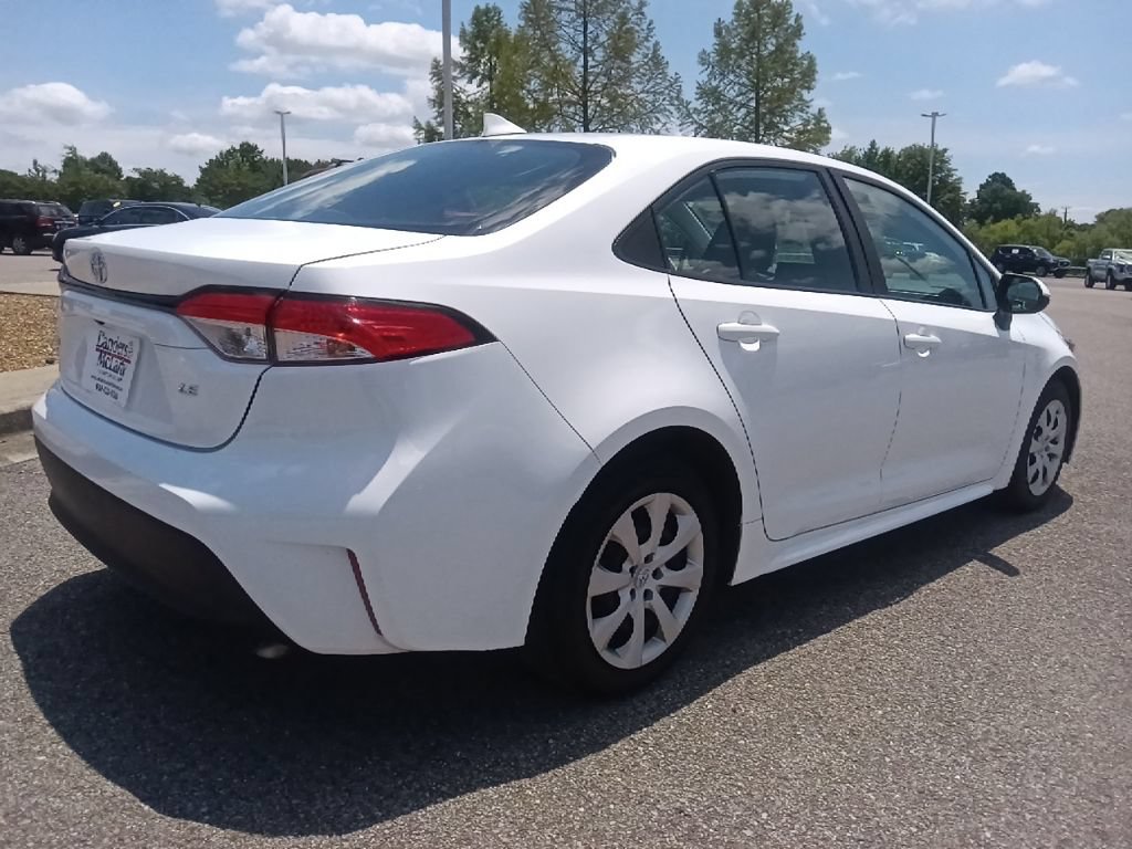 Used 2023 Toyota Corolla LE FWD image 3
