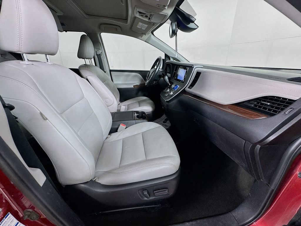 Used 2018 Toyota Sienna Limited Premium w/ Carpet Mat Package image 36