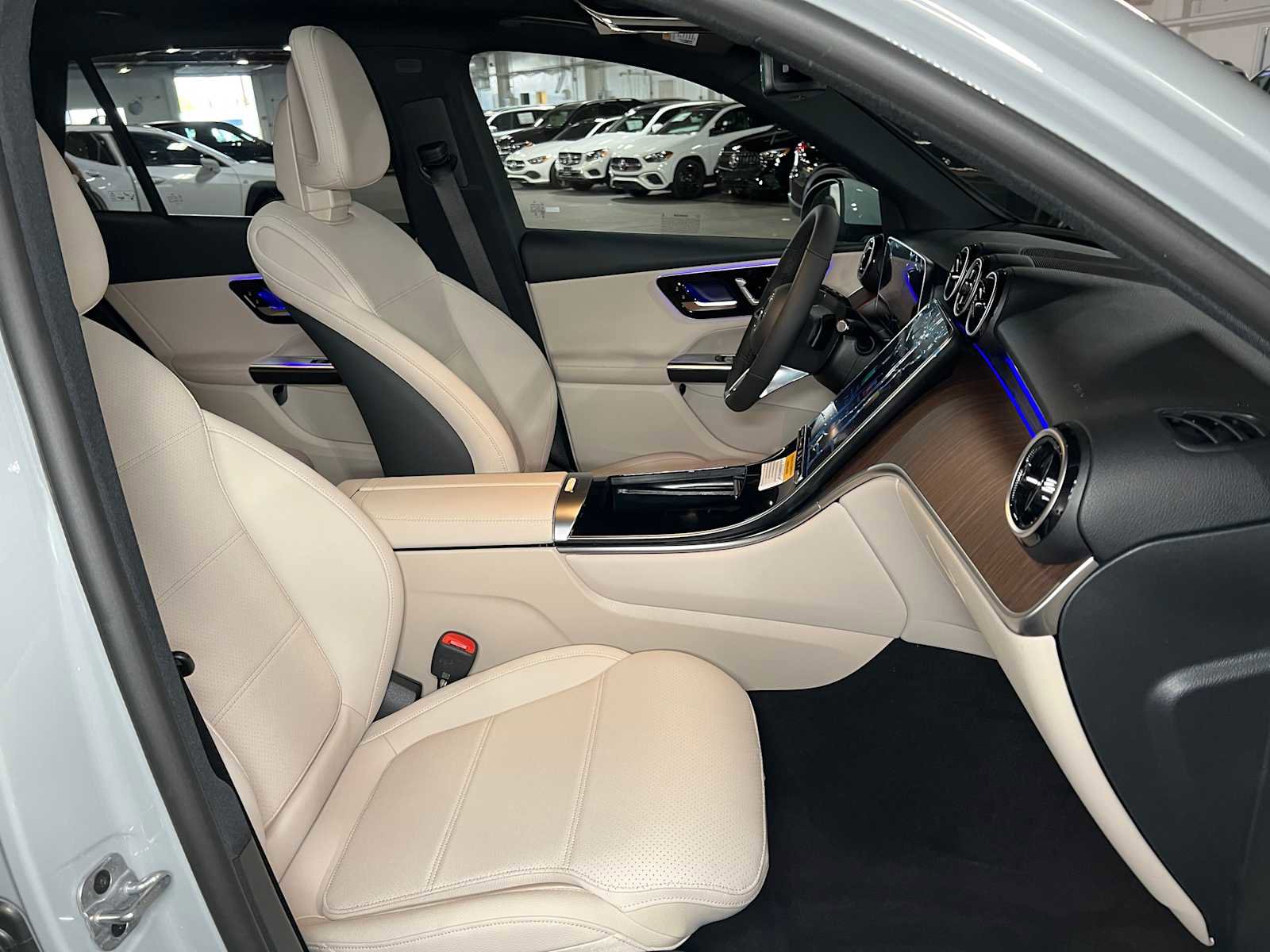 Used 2025 Mercedes-Benz GLC 300 4MATIC image 11
