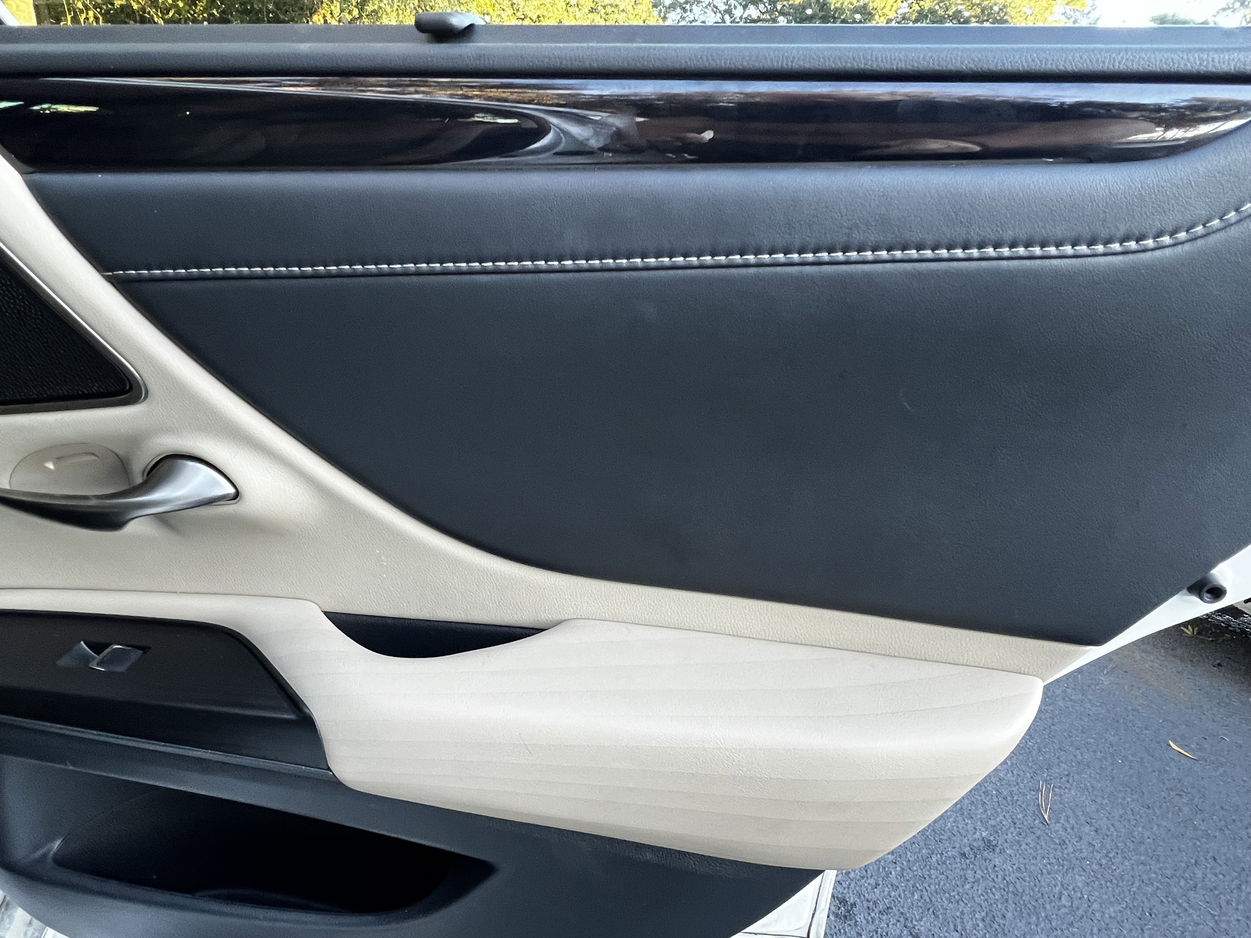 Used 2021 Lexus ES 300h Ultra Luxury w/ Accessory Package 2 image 39