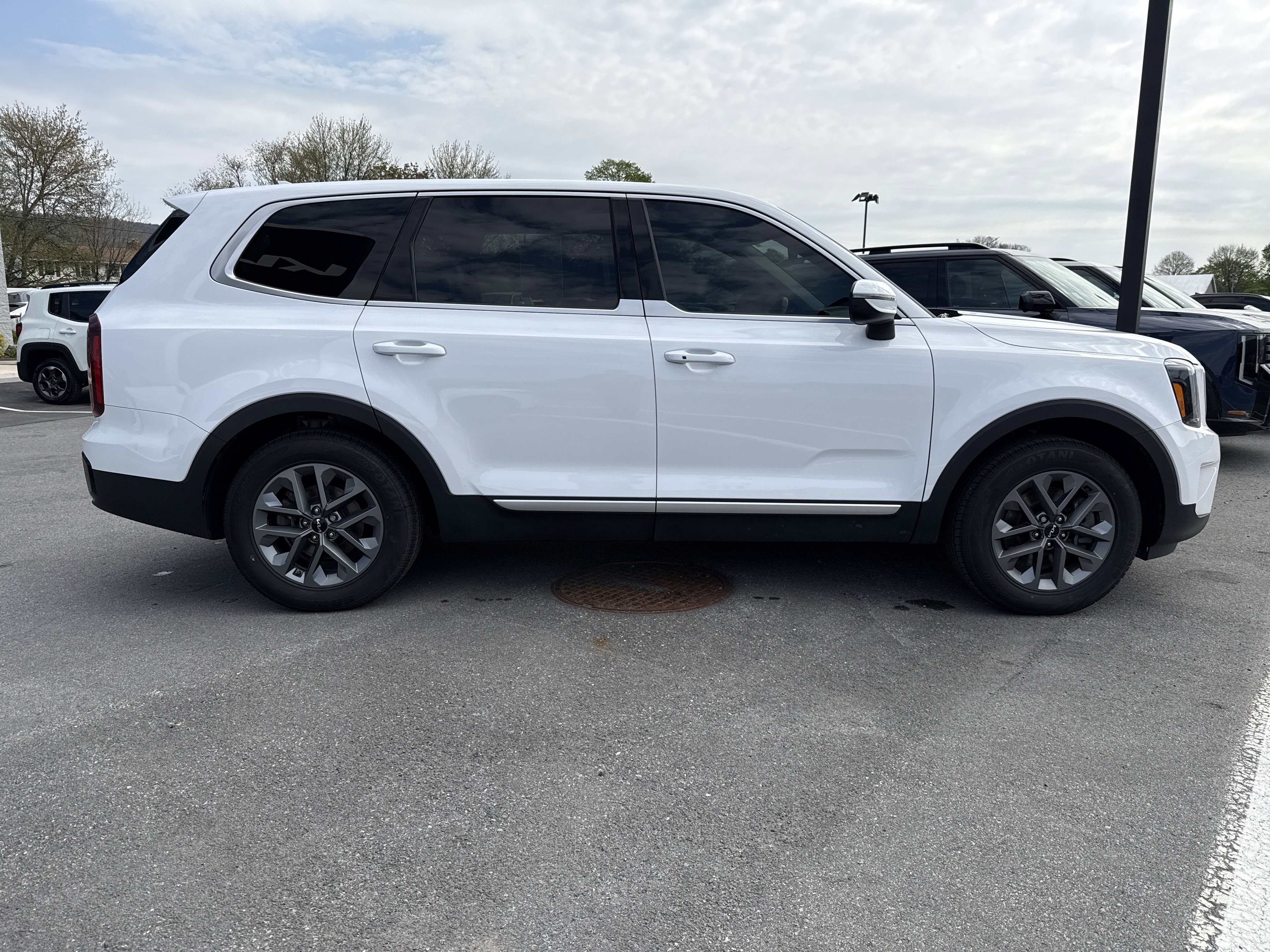 Used 2024 Kia Telluride LX AWD/4WD image 2
