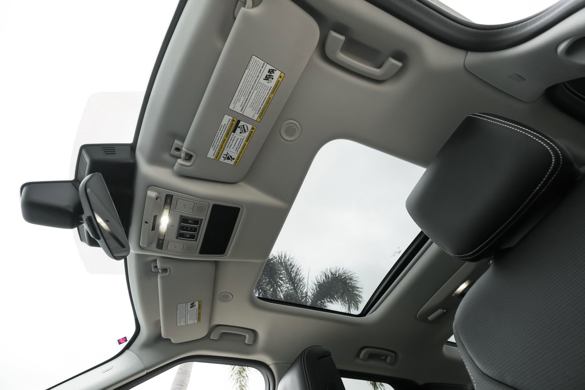 Used 2024 Land Rover Discovery S image 21