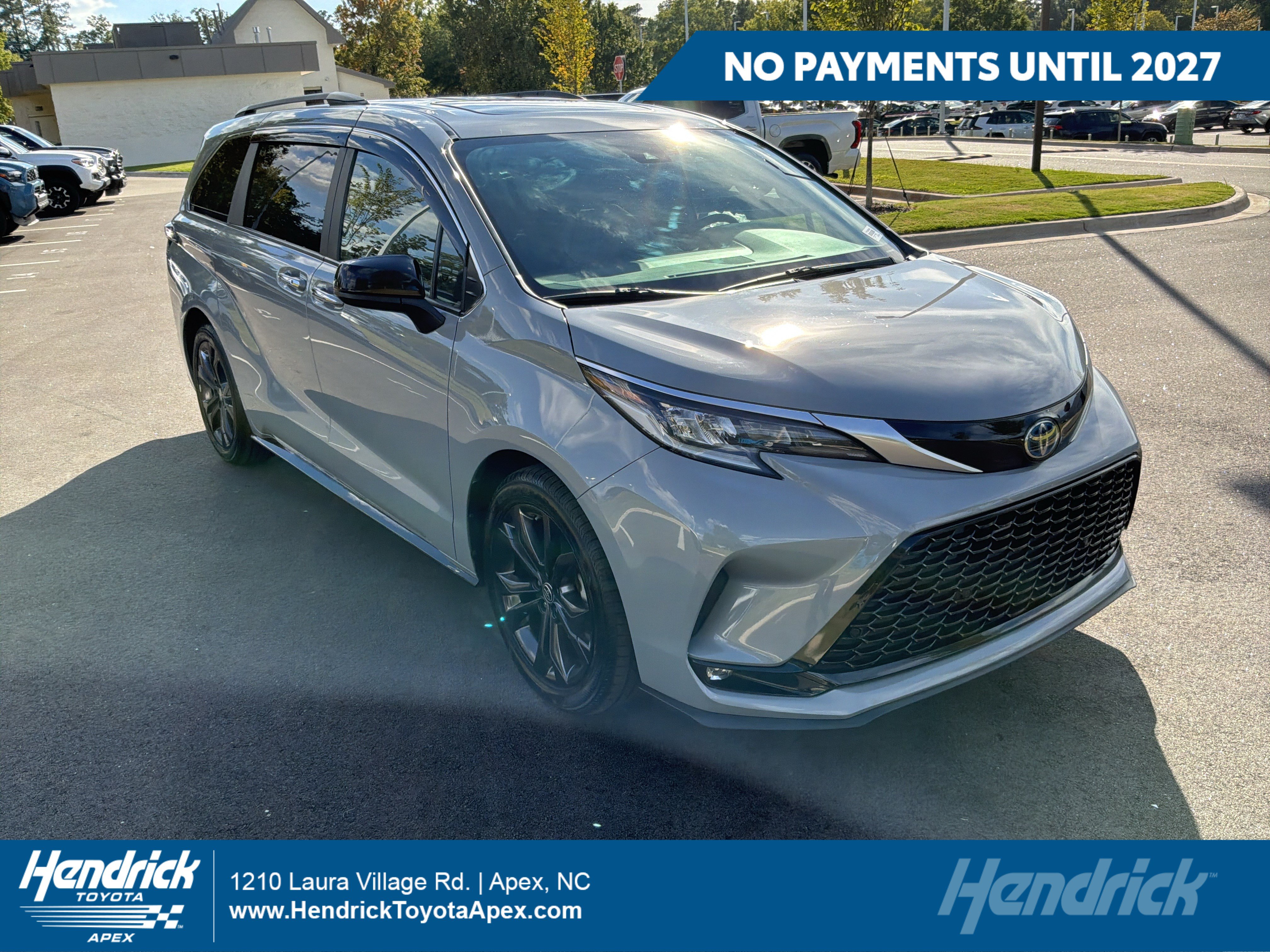 Used 2023 Toyota Sienna XSE FWD image 1