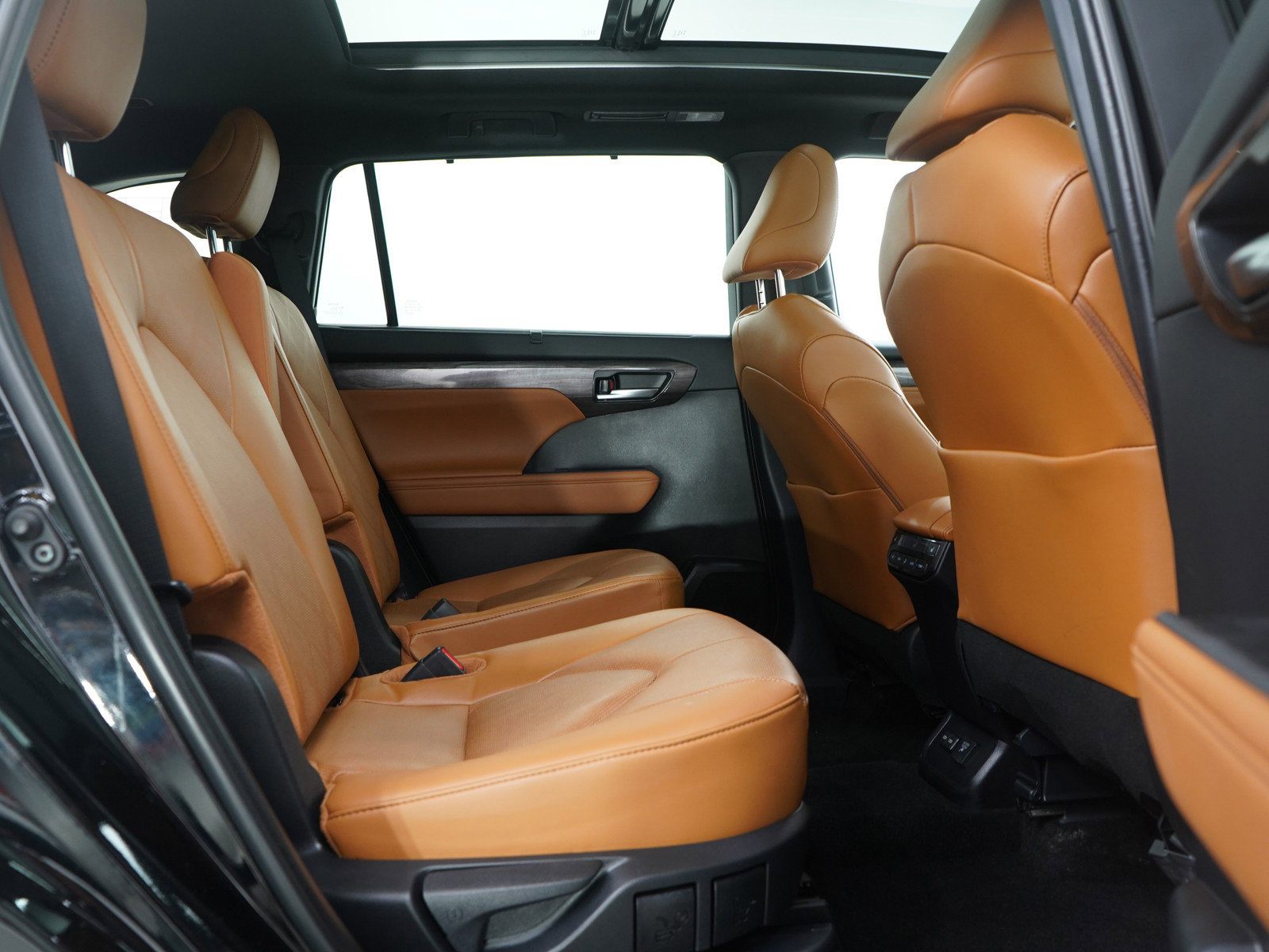 Used 2025 Toyota Highlander Platinum image 12