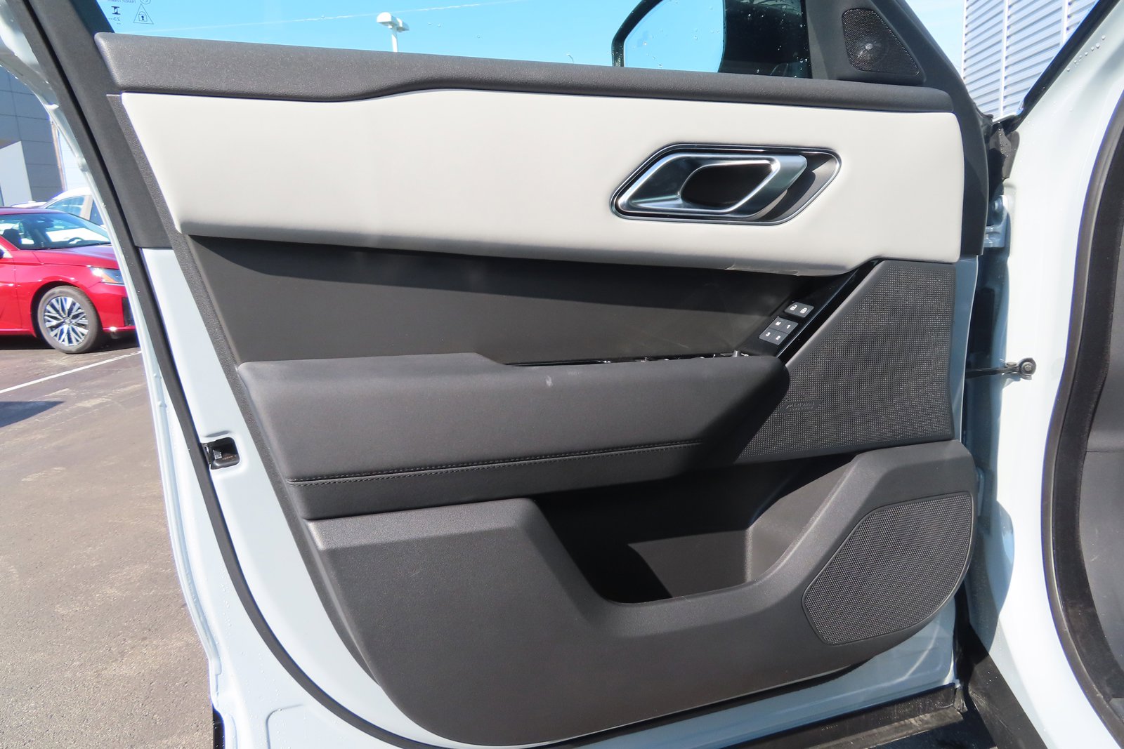 New 2025 Land Rover Range Rover Velar Dynamic SE image 26