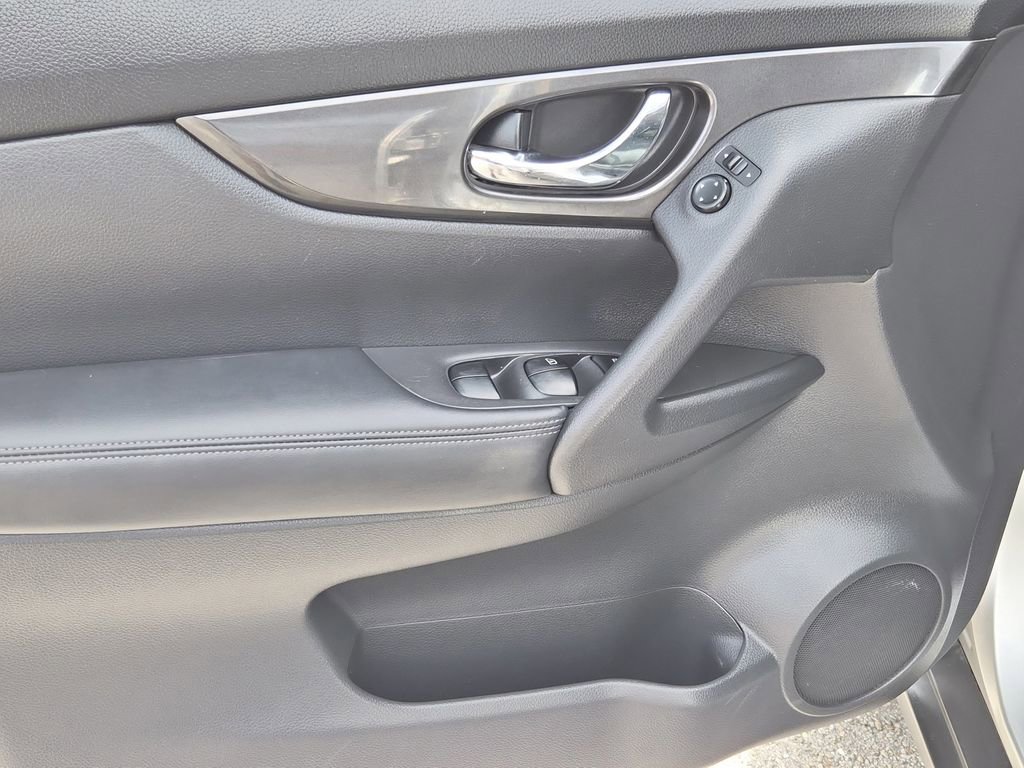 Used 2017 Nissan Rogue S image 18