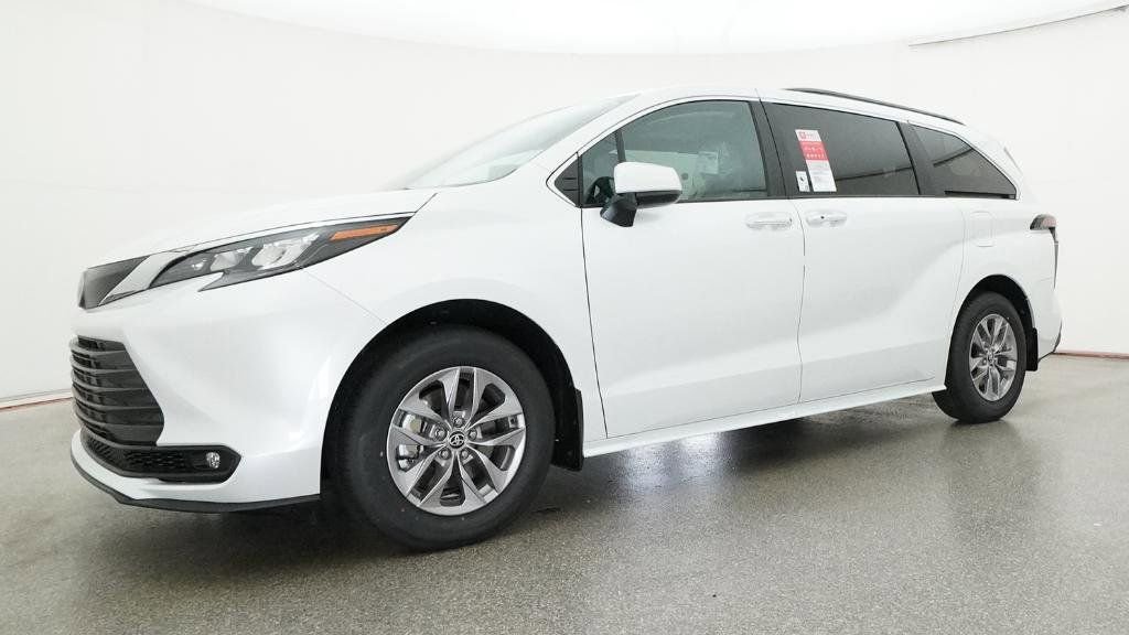 New 2026 Toyota Sienna XLE image 3