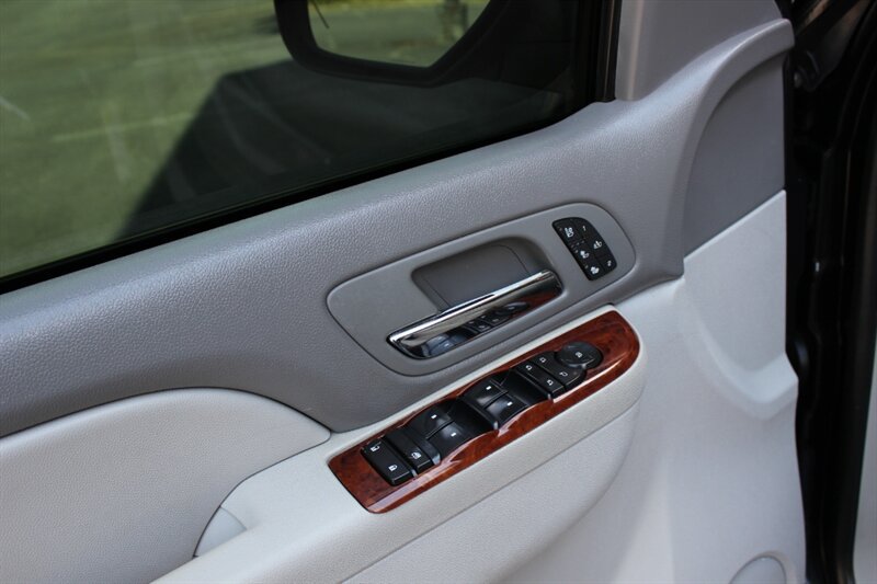 Used 2010 Chevrolet Tahoe LTZ AWD/4WD image 11