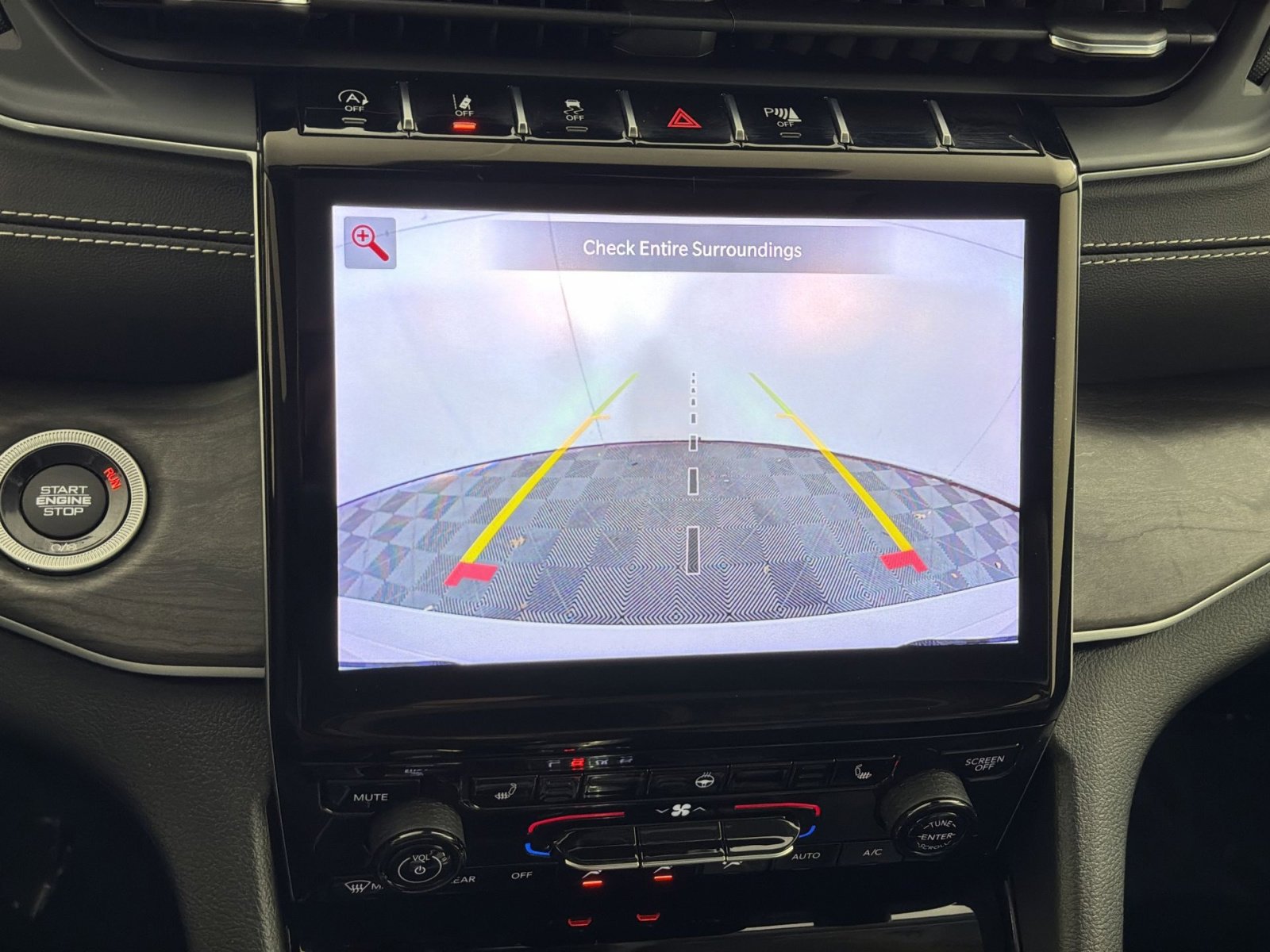 Used 2023 Jeep Grand Cherokee Limited w/ Black Appearance Package image 19