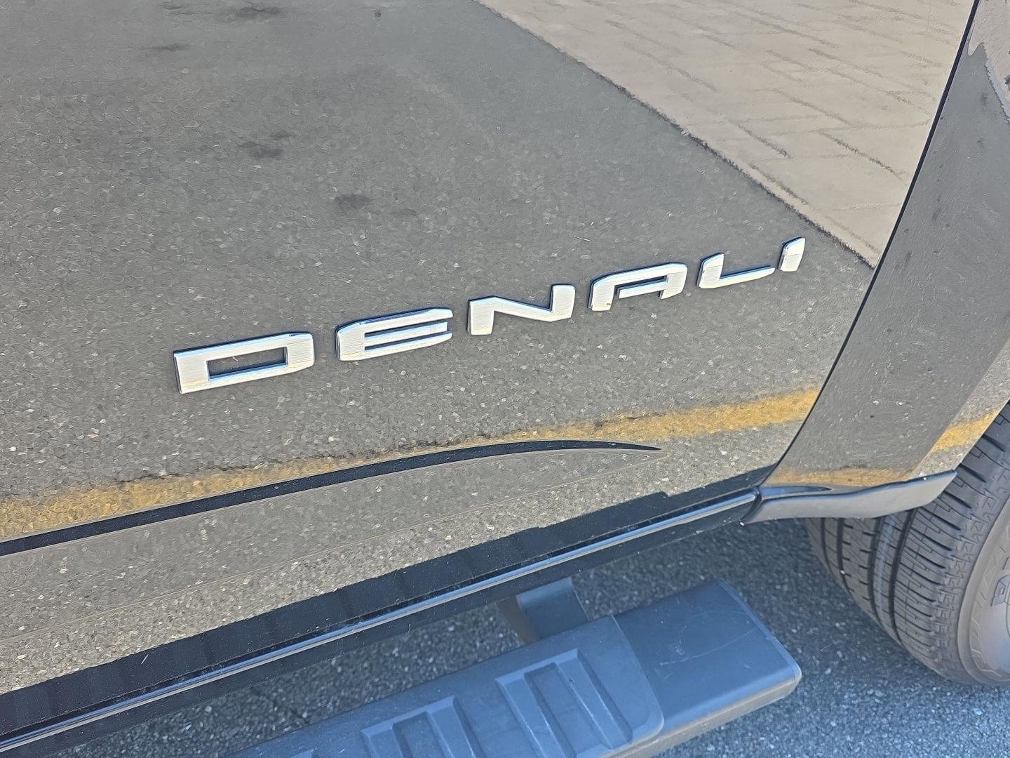 Used 2022 GMC Canyon Denali w/ Denali Black Edition Package AWD/4WD image 7