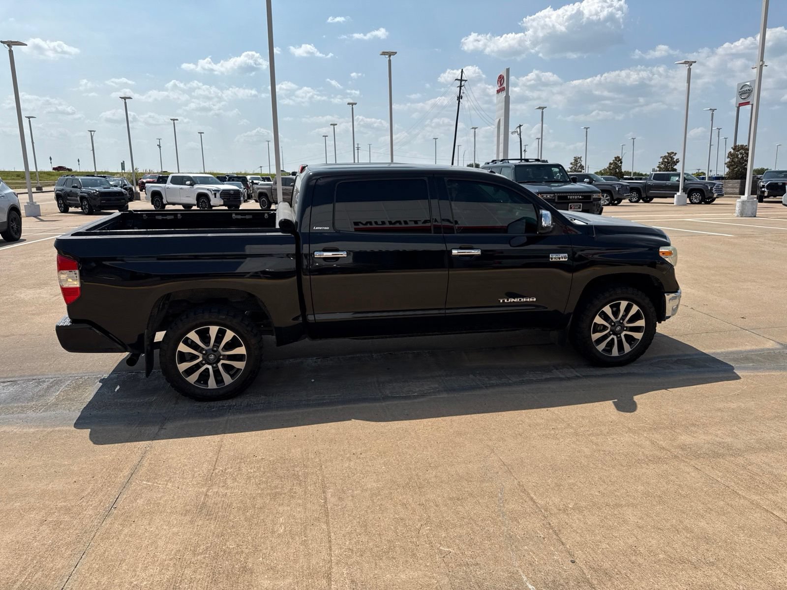 Used 2018 Toyota Tundra Limited w/ Limited Premium Package AWD/4WD image 28