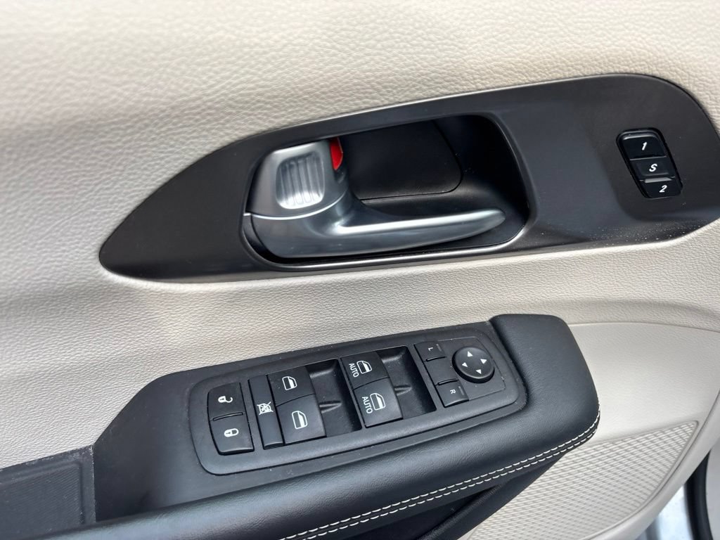 Used 2024 Chrysler Pacifica Touring-L FWD image 18