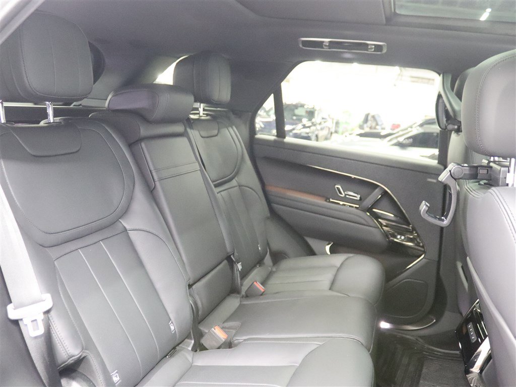 Used 2024 Land Rover Range Rover Sport SE image 13