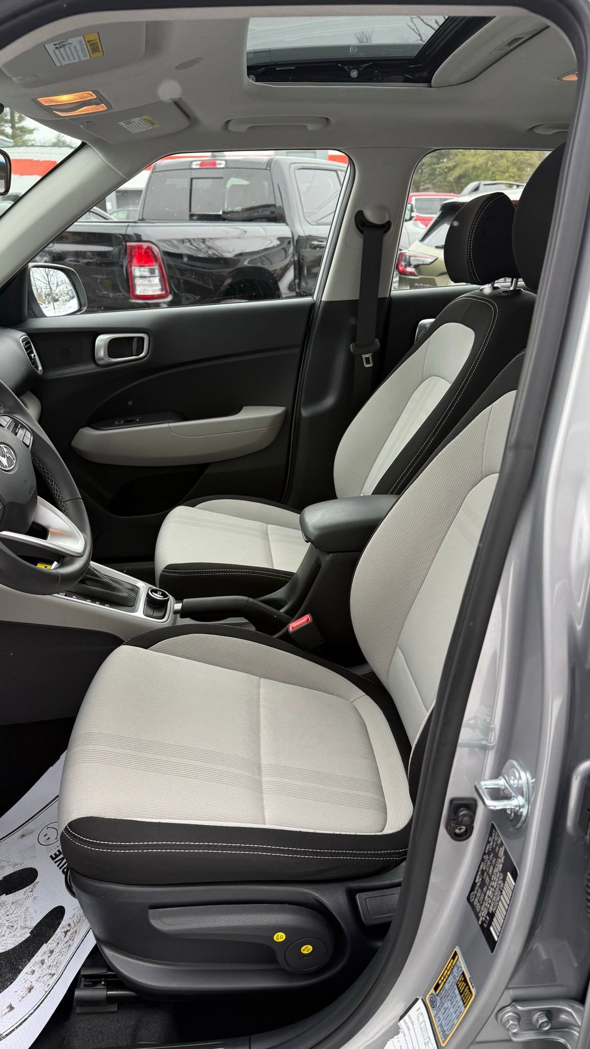 Used 2025 Hyundai Venue SEL image 21