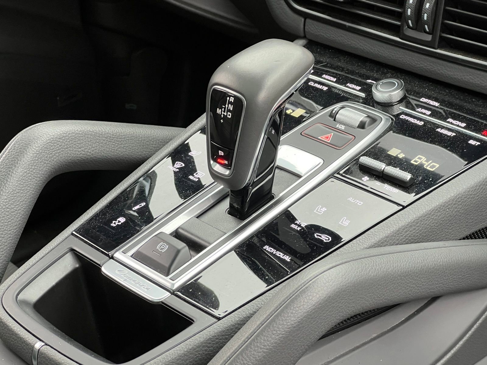 Certified 2022 Porsche Cayenne Platinum Edition image 34